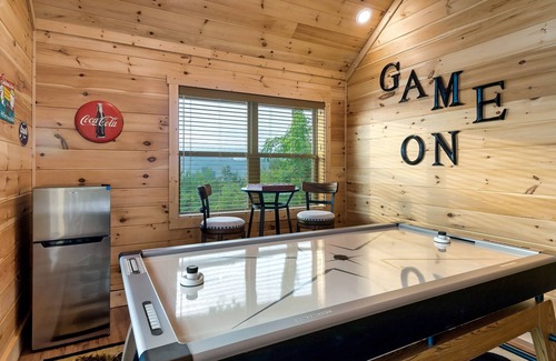 Gatlinburg - Pigeon Forge Cabin | Prime Location! Relaxing 2/2 Luxury Cabin! Views, Fire Pit, Hot Tub & Game Room.