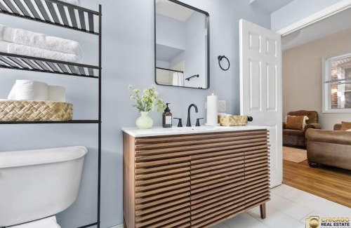 Grand Boulevard Apartment | Prime Location Retreat 4 Bedrooms w Parking