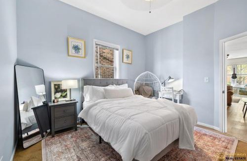 Grand Boulevard Apartment | Prime Location Retreat 4 Bedrooms w Parking
