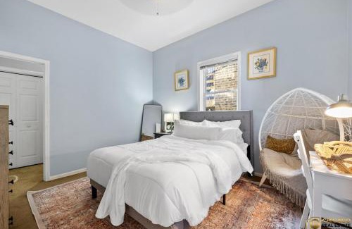 Grand Boulevard Apartment | Prime Location Retreat 4 Bedrooms w Parking