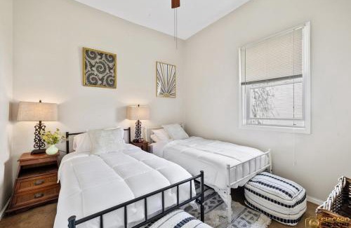 Grand Boulevard Apartment | Prime Location Retreat 4 Bedrooms w Parking