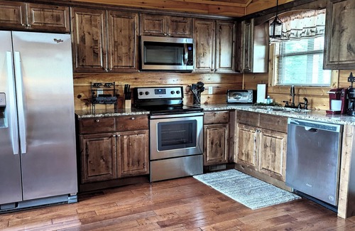 Gatlinburg - Pigeon Forge Cabin | Prime Location Rustic Elegant Mountain Cabin, hot tub, game room, fun, romance