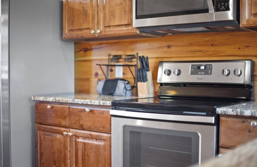 Gatlinburg - Pigeon Forge Cabin | Prime Location Rustic Elegant Mountain Cabin, hot tub, game room, fun, romance