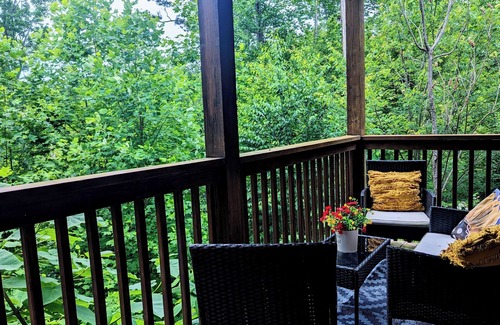 Gatlinburg - Pigeon Forge Cabin | Prime Location Rustic Elegant Mountain Cabin, hot tub, game room, fun, romance