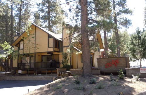 Big Bear Lake Condo | Prime Location! Stay at the Base of Snow Summit Resort. 3 BR/2BA Townhouse.