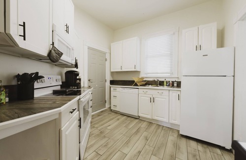 Historic Downtown Savannah House | Prime Location w/Balcony ★ Walk to Forsyth Park & Local Shops & Restaurants