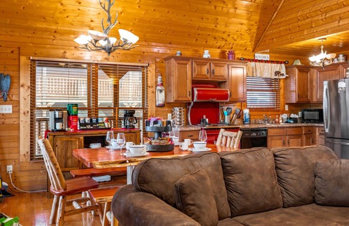 Hemlock Hills Cabin | PRIME Location,WIFI, Smart TV, Pet WLCM,Game Rm,HDTV,HotTub,7mints to City,COZY