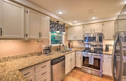 Sylva House | Prime Location with Scenic Views - Your Ultimate Retreat: Roamer's Respite