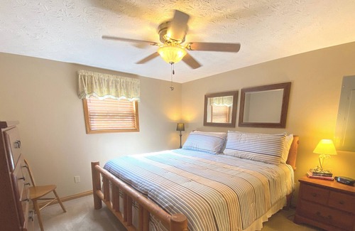 Flat Hollow Marina Cabin | Prime Norris Lakefront Cabin, Covered Dock, Hot tub, Firepit, 5 bed, 3.5 bath