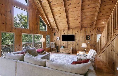 Flat Hollow Marina Cabin | Prime Norris Lakefront Cabin, Covered Dock, Hot tub, Firepit, 5 bed, 3.5 bath