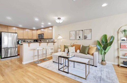 Northgate House | Prime Northgate Retreat near mall, I-5, Light Rail!