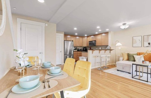Northgate House | Prime Northgate Retreat near mall, I-5, Light Rail!