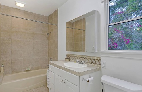 The Flats Apartment | Prime Northside Beverly Hills Guesthouse