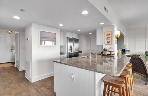 Shell Island Condo | Prime Oceanfront Location: Pool, Balcony & Tennis Court