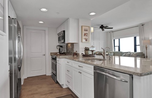 Shell Island Condo | Prime Oceanfront Location: Pool, Balcony & Tennis Court