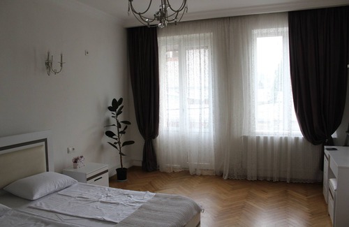 Chugureti Apartment | Prime Old Tbilisi Location - Walk to Major Attractions
