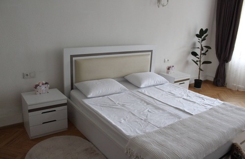 Chugureti Apartment | Prime Old Tbilisi Location - Walk to Major Attractions
