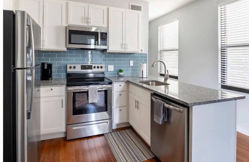 Over-the-Rhine Apartment | Prime OTR, Lux Queen Bed, 50in TV, Fast Wifi, Free Light Rail, Sleeps 4ppl