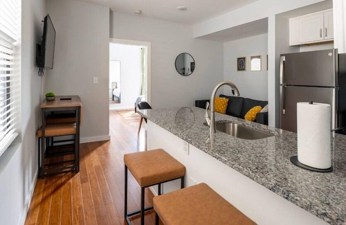 Over-the-Rhine Apartment | Prime OTR, Lux Queen Bed, 50in TV, Fast Wifi, Free Light Rail, Sleeps 4ppl