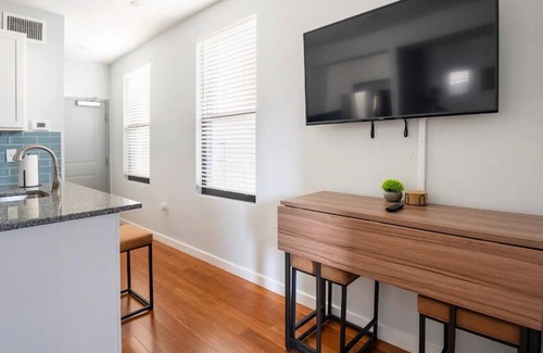 Over-the-Rhine Apartment | Prime OTR, Lux Queen Bed, 50in TV, Fast Wifi, Free Light Rail, Sleeps 4ppl