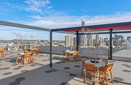 Fortitude Valley Apartment | Prime position 1.5 BR w/view/parking /roof pool