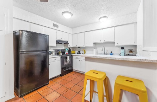 Zilker Apartment | Prime SoCo chic 2BR king suite w/pool, parking