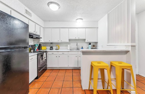 Zilker Apartment | Prime SoCo chic 2BR king suite w/pool, parking