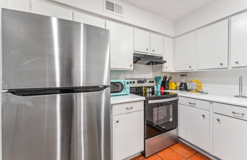Zilker Apartment | Prime SoCo comfy 2BR king suite w/pool, parking