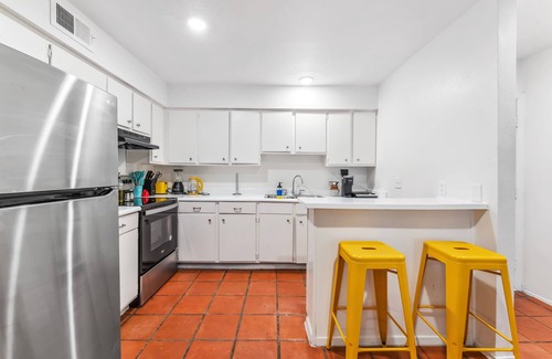 Zilker Apartment | Prime SoCo comfy 2BR king suite w/pool, parking