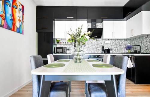 Sofia City Center Apartment | Prime Spot for 5 | Full Kitchen | Wi-Fi | AC