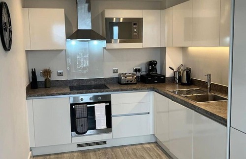 Salford Apartment | Prime Suite 2 Bed Apartment with Rooftop Terrace