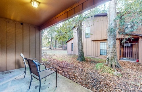 Gainesville House | Prime Townhome near University of Florida - Patio, Fast WiFi, Dog-Friendly