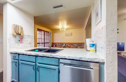 Gainesville House | Prime Townhome near University of Florida - Patio, Fast WiFi, Dog-Friendly