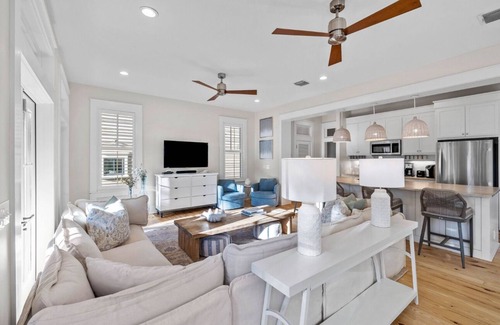 Watercolor House | PRIME WATERCOLOR LOCATION! HEATED POOL, LSV, 6 BIKES! STEPS to BEACH CLUB! PET
