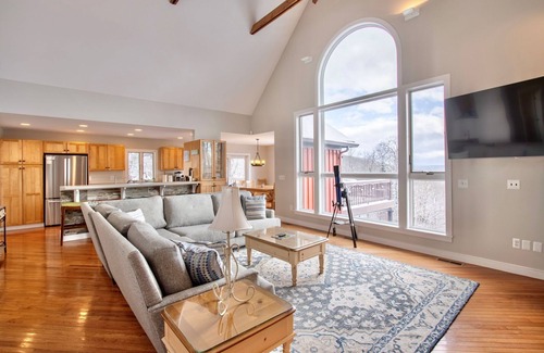 McHenry Ski Chalet | Primo Vista! Spectacular views, Dock Slip, Hot Tub