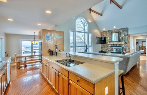 McHenry Ski Chalet | Primo Vista! Spectacular views, Dock Slip, Hot Tub