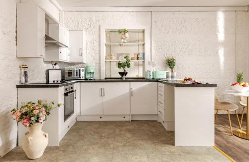 Blandford Saint Mary House | Primrose - Holiday Cottage with Private Vineyard