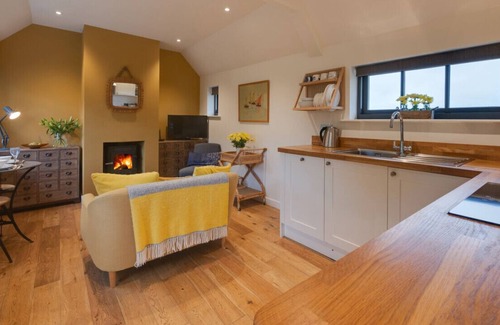 Mayfield House | Primrose Lodge - One Bedroom House, Sleeps 2