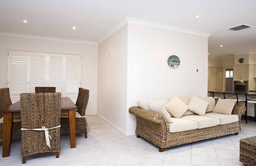 Terrigal House | PRIMROSE SANDS | Accom Holidays