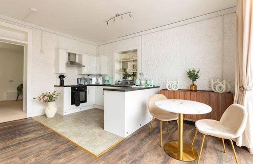 Blandford Saint Mary House | PRIMROSE - UNIQUE STAY | SLEEPS 2 | PETS ALLOWED | HOT TUB | BBQ | PATIO | WI-FI
