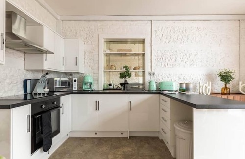 Blandford Saint Mary House | PRIMROSE - UNIQUE STAY | SLEEPS 2 | PETS ALLOWED | HOT TUB | BBQ | PATIO | WI-FI