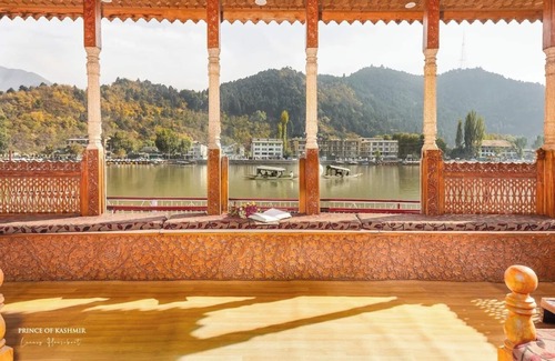 Dal Lake Boat Rental | Prince of Kashmir Luxury Houseboat