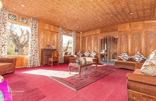 Dal Lake Boat Rental | Prince of Kashmir Luxury Houseboat