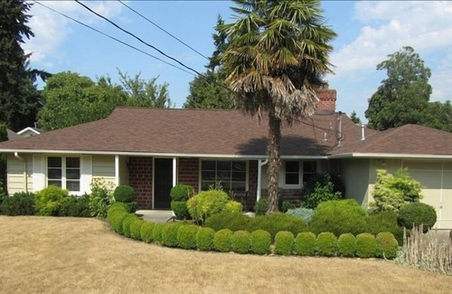 West Bellevue House | Pristine Downtown Bellevue Home- Total Remodel. Seattle 15 Min
