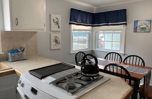 Moody House | Pristine Four Season Family Beach House. Walk to Beaches, Restaurants & Trolley.