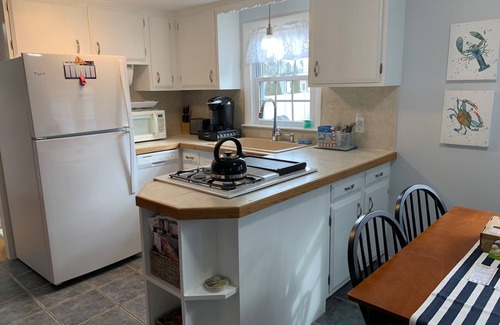 Moody House | Pristine Four Season Family Beach House. Walk to Beaches, Restaurants & Trolley.