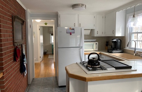 Moody House | Pristine Four Season Family Beach House. Walk to Beaches, Restaurants & Trolley.