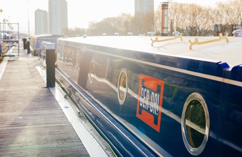 North Glasgow Boat Rental | Pristine Houseboat in the City