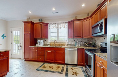 West Ocean City House | Pristine West OC townhome close to shopping, w/kitchen, washer/dryer & free WiFi