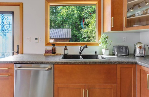 Lakelse Cabin | Privacy & absolute lakefront with Hot-Tub & Outdoor Sauna - relax & recharge!